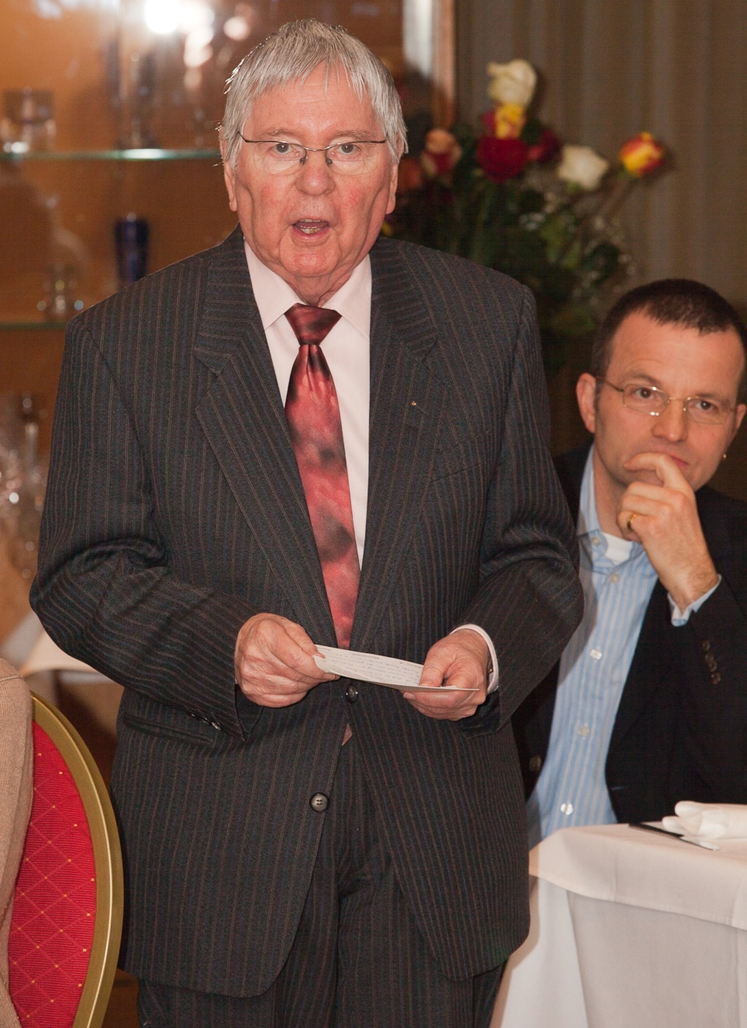 Mutabor ad Lucem - Verein für Freimaurerei - Ein alter Mann in einer Suite unterhält sich beim Abendessen