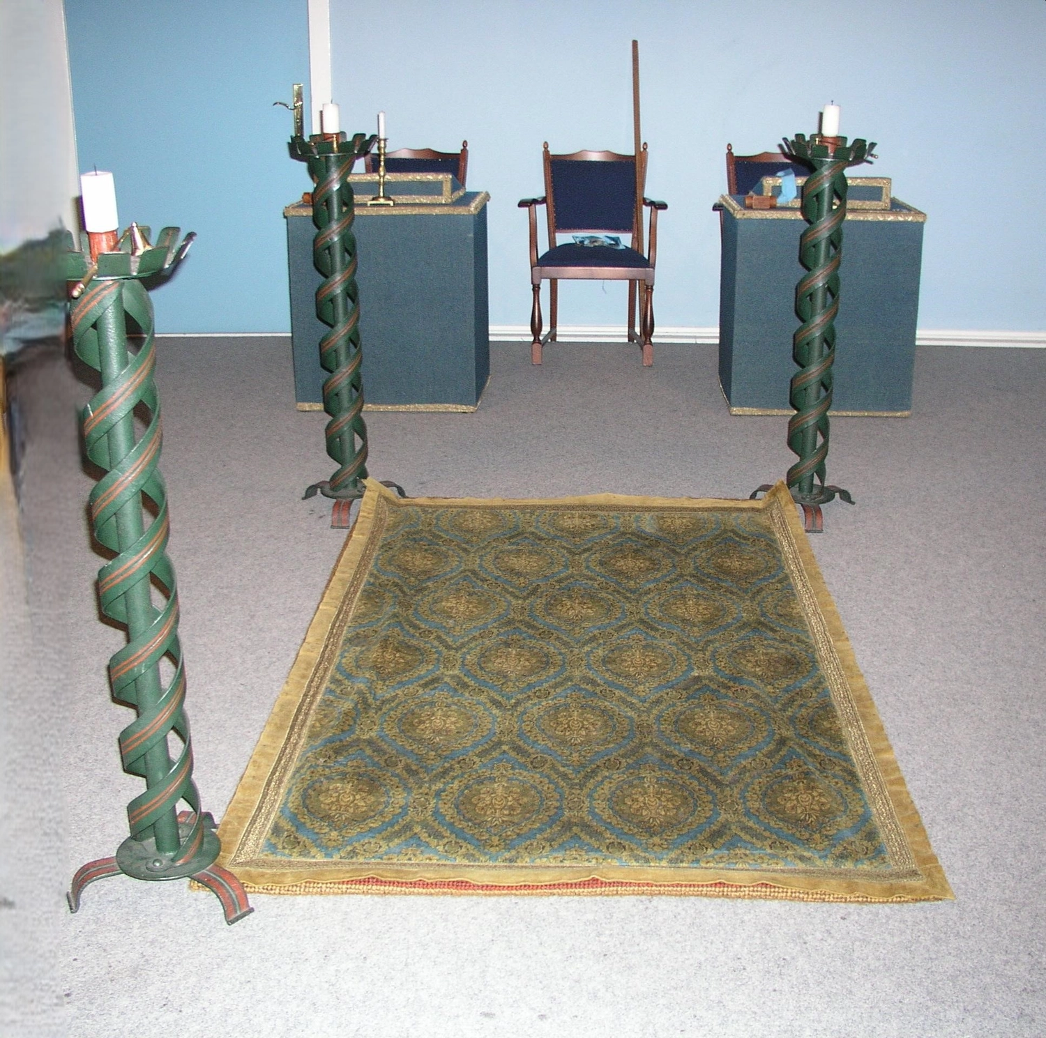 Mutabor ad Lucem - Verein für Freimaurerei - Ein Teppich auf dem Boden und vier kleine Säulen an jeder Ecke