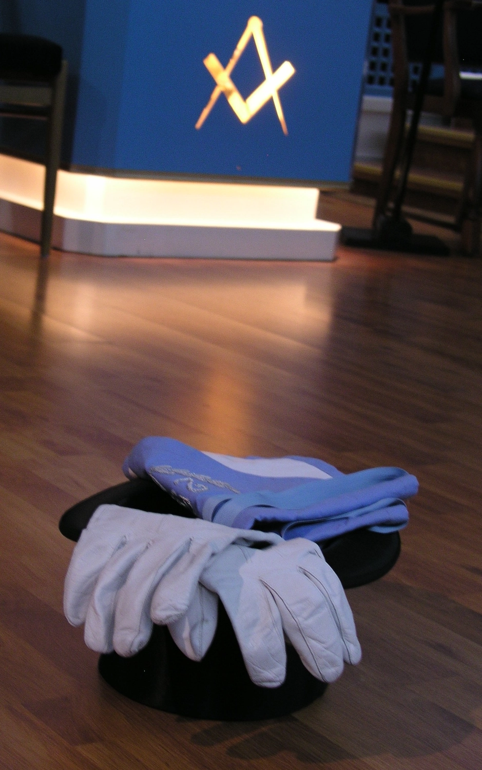 Mutabor ad Lucem - Verein für Freimaurerei - Handschuhe und eine gefaltete Flagge, auf einem Hut platziert