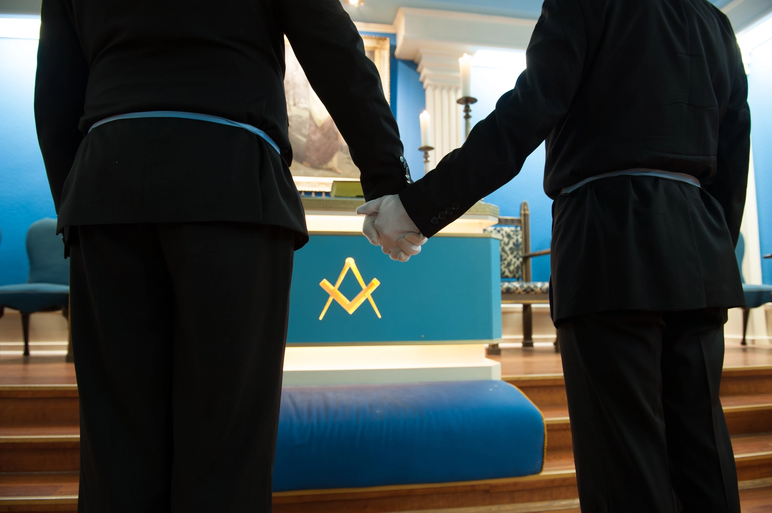 Mutabor ad Lucem - Verein für Freimaurerei - Nahaufnahme eines kunstvoll in Stein gemeißelten Freimaurersymbols.